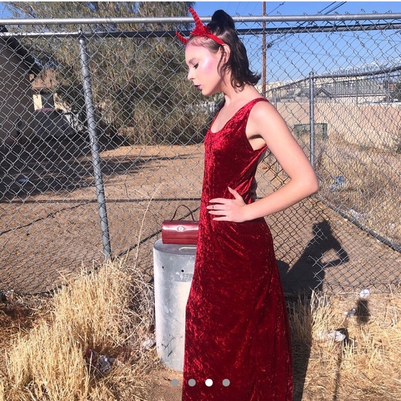 Red Velvet dress - Picture 3 of 4